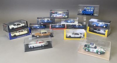 de nombreux modèles différents de voitures de police exposés dans des vitrines