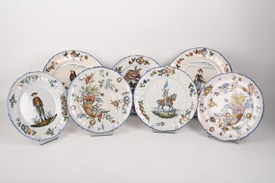 plusieurs assiettes sont disposées en rangée sur une surface blanche