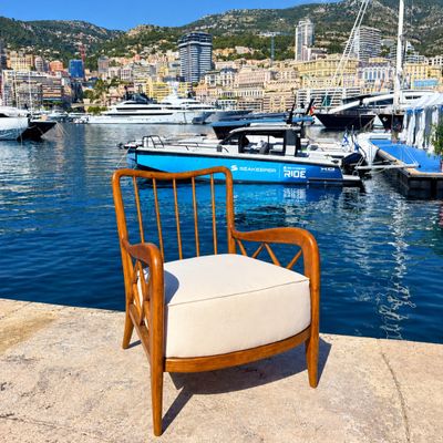 une chaise placée face à un plan d'eau