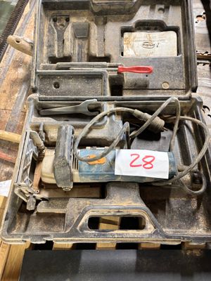 une boîte à outils posée sur une table dans un entrepôt