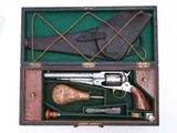une boîte contenant un pistolet et d'autres objets