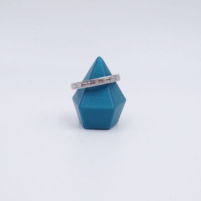 une bague posée sur un objet bleu