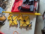 de nombreux outils posés sur une table