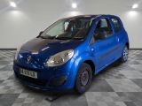 la photo d'une petite voiture bleue garée dans un garage