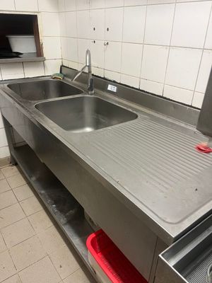 une cuisine avec un évier et une cuisinière