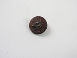 un gros plan d'un petit bouton métallique sur une surface blanche
