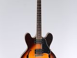un gros plan d'une guitare suspendue à une corde