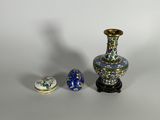 trois vases posés l'un à côté de l'autre sur une table