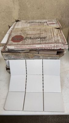 Lot de quatre cartons dont un entamé de carreaux de céramiqu…