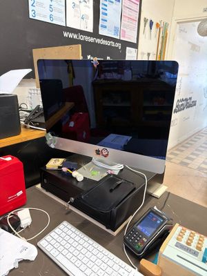 un bureau équipé d'un écran, d'un clavier, d'une imprimante et d'une imprimante