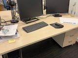 un bureau d'ordinateur équipé de deux écrans et d'un clavier