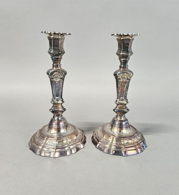 paire de chandeliers en argent sur fond blanc