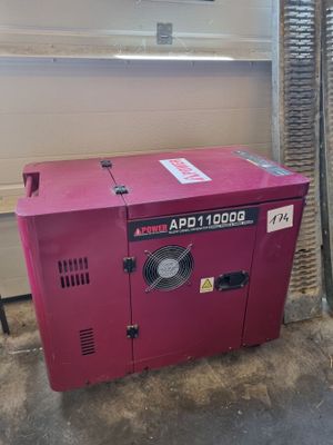 une machine rouge qui se trouve dans un garage