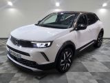 le suv blanc est garé sur le sol en damier d'une pièce
