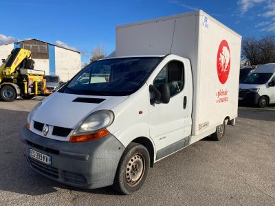 la camionnette blanche est garée dans un parking avec d'autres véhicules