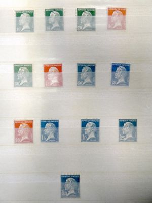 une photo d'un mur recouvert de nombreux timbres