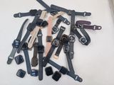 tout un tas de montres de différents types posées sur la table
