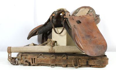 une selle de cheval posée sur une vieille valise