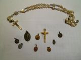 un chapelet, une croix et d'autres objets religieux disposés sur une table