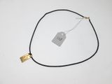 gros plan d'un collier auquel est attachée une étiquette