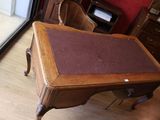 une petite table en bois recouverte d'une nappe rouge