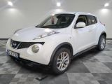 une photo d'un SUV Nissan Juke blanc posé sur un sol à damier