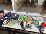 les nombreuses raquettes de tennis posées sur la table