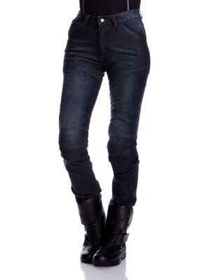 une femme en t-shirt noir et en jean, posant les bras croisés
