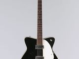 une guitare électrique noire et blanche accrochée au mur