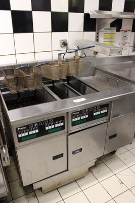 une image d'une cuisine commerciale avec beaucoup d'espace de travail