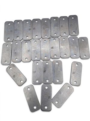 de nombreuses étiquettes métalliques sur une surface blanche