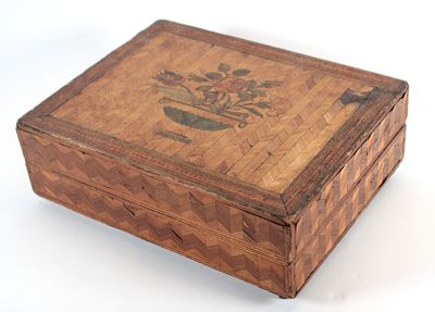 une petite boîte en bois avec un dessin