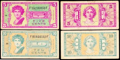 quatre billets différents, de couleurs et de motifs variés, sur fond noir