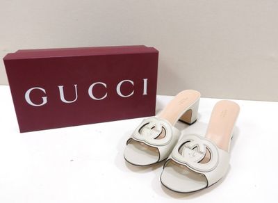 sandales Gucci en cuir blanc avec boucles argentées