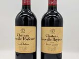 deux bouteilles de vin rouge posées l'une à côté de l'autre sur une table