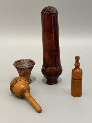 trois objets en bois posés sur une table