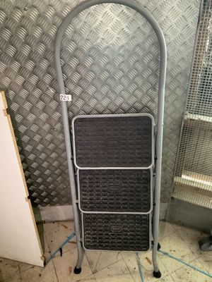 une photo d'un tabouret métallique dans une pièce