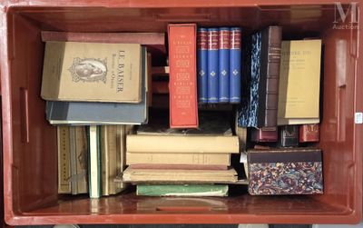 une caisse en bois sur laquelle sont posés de nombreux livres