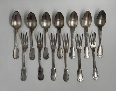 beaucoup de cuillères et de fourchettes en argent sur la table