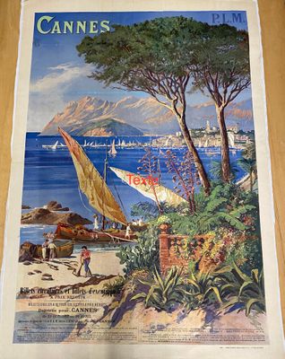 une grande affiche représentant un bateau sur l'eau