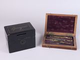 une petite boîte contenant une sorte de tissu à l'intérieur