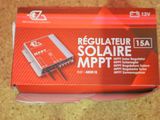 une boîte rouge contenant un petit appareil électronique