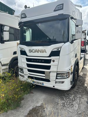 un camion blanc garé à côté d'autres camions