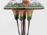 gros plan d'une lampe sur une table à fond blanc