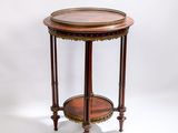 une image représentant une petite table sur laquelle est posé un plateau