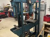 Une photo d'une machine se trouve dans un garage