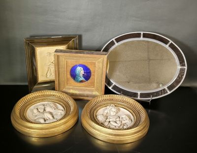 une table sur laquelle se trouvent un miroir, un cadre et une photo