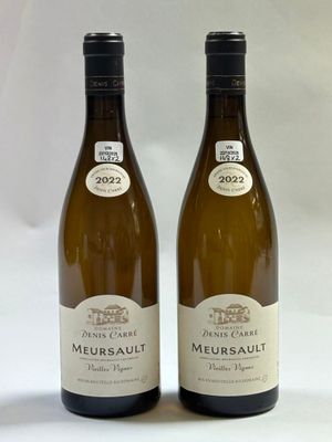 deux bouteilles de vin blanc posées l'une à côté de l'autre sur une table