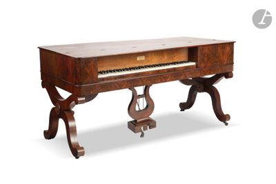 un vieux piano posé sur une table en bois