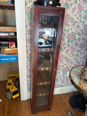 Meuble à DVD et CD en bois, metal et verre biseauté.